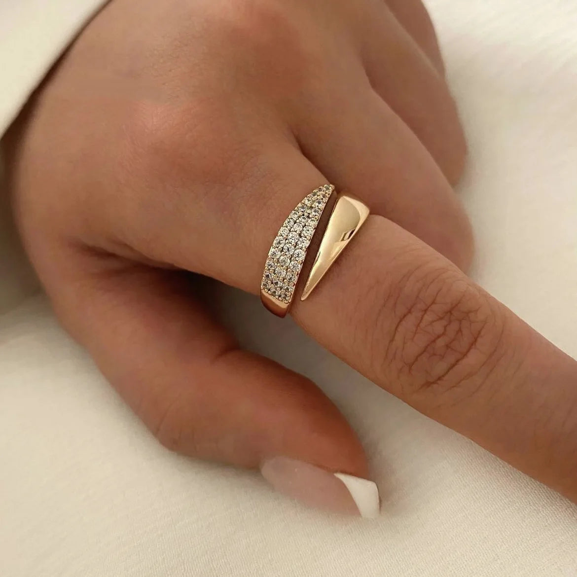 New Fashion Stainless Steel 18K Gold Plated Sun Rings for Women Rhinestones Inlaid in Hollow Metal Texture Ring Trendy Jewelry