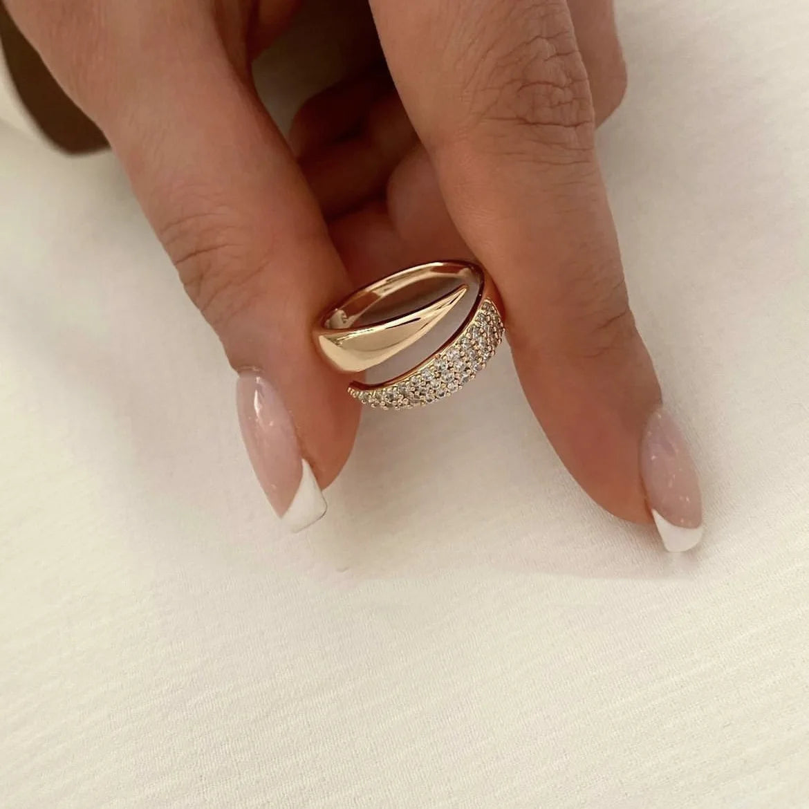 New Fashion Stainless Steel 18K Gold Plated Sun Rings for Women Rhinestones Inlaid in Hollow Metal Texture Ring Trendy Jewelry