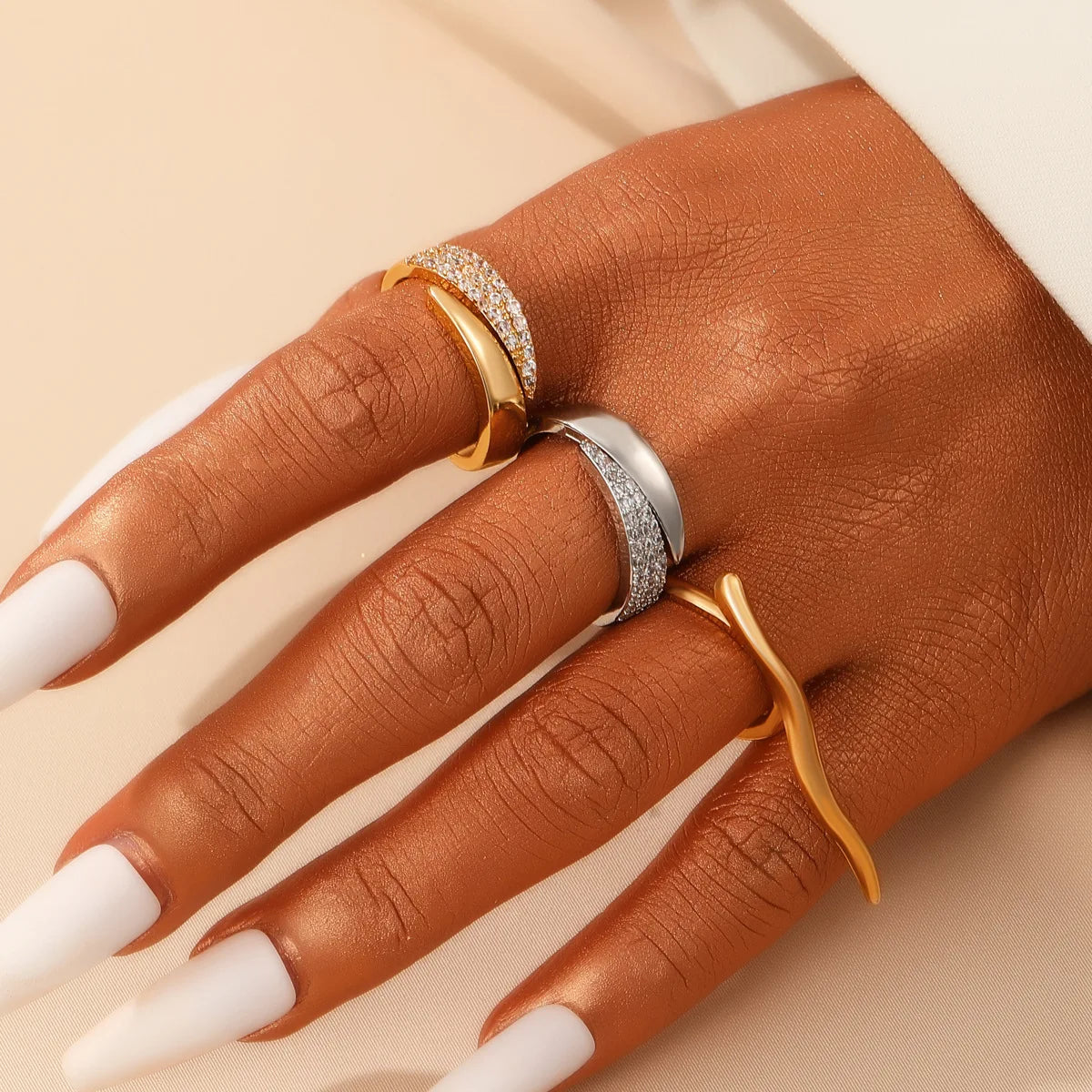 New Fashion Stainless Steel 18K Gold Plated Sun Rings for Women Rhinestones Inlaid in Hollow Metal Texture Ring Trendy Jewelry